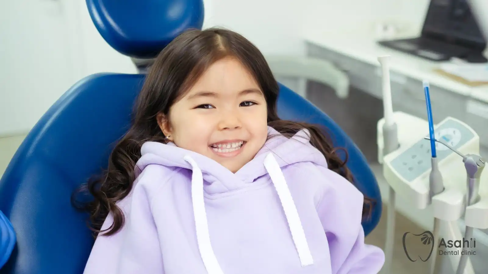 Bé vui vẻ trên ghế nha: khám răng sữa định kỳ giúp phát hiện sâu răng sớm