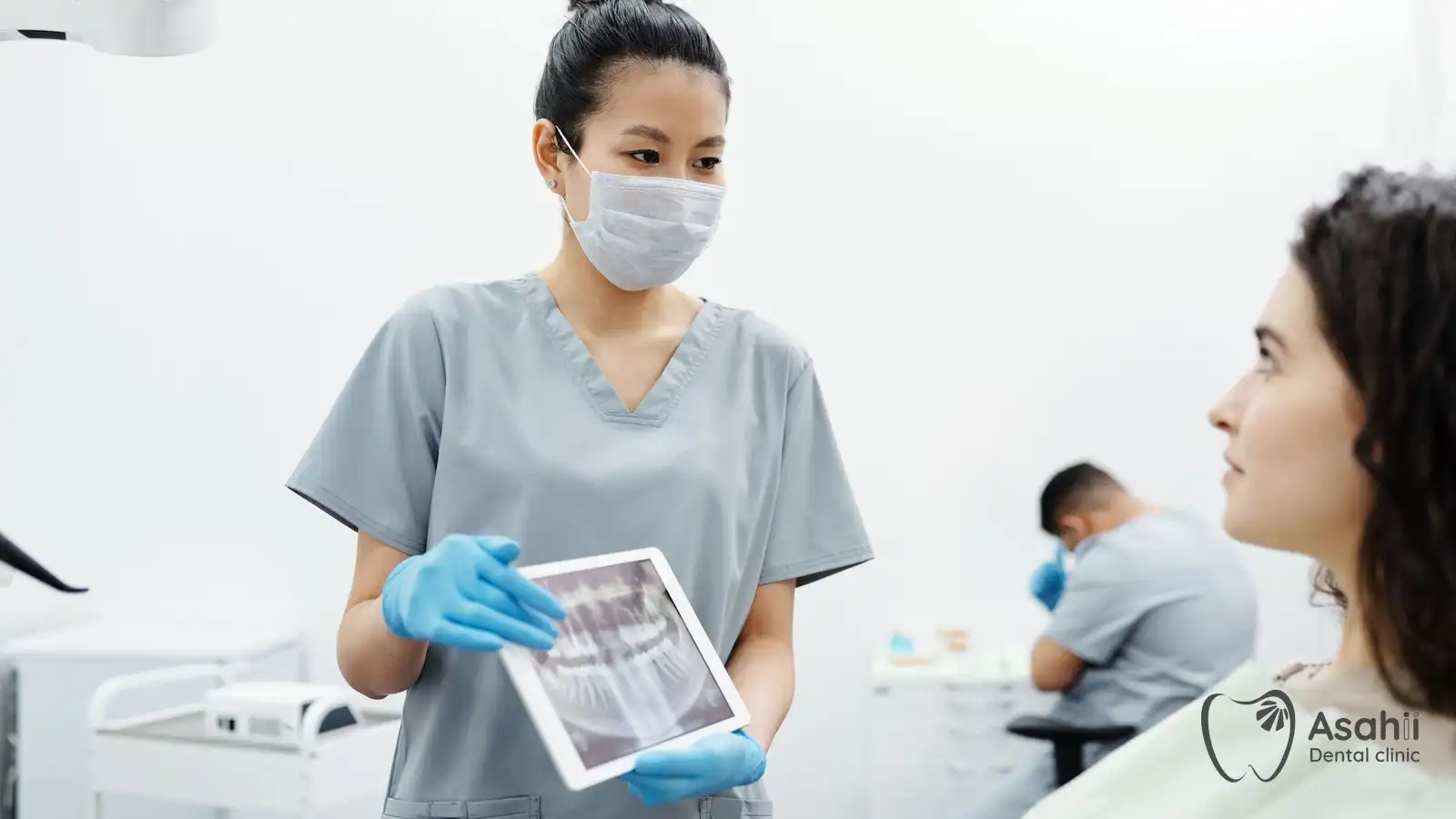 Bác sĩ cho bệnh nhân xem phim X-quang khi tư vấn quy trình cấy ghép implant
