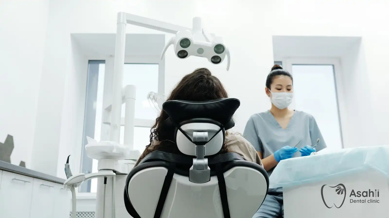 Nha sĩ chuẩn bị cạo vôi răng định kỳ cho bệnh nhân, thường 6 tháng một lần