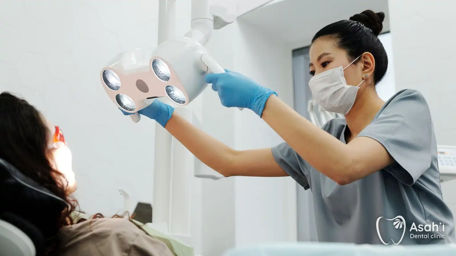 Nha sĩ chuẩn bị điều trị tuỷ (lấy tuỷ) để giữ lại chiếc răng bị viêm