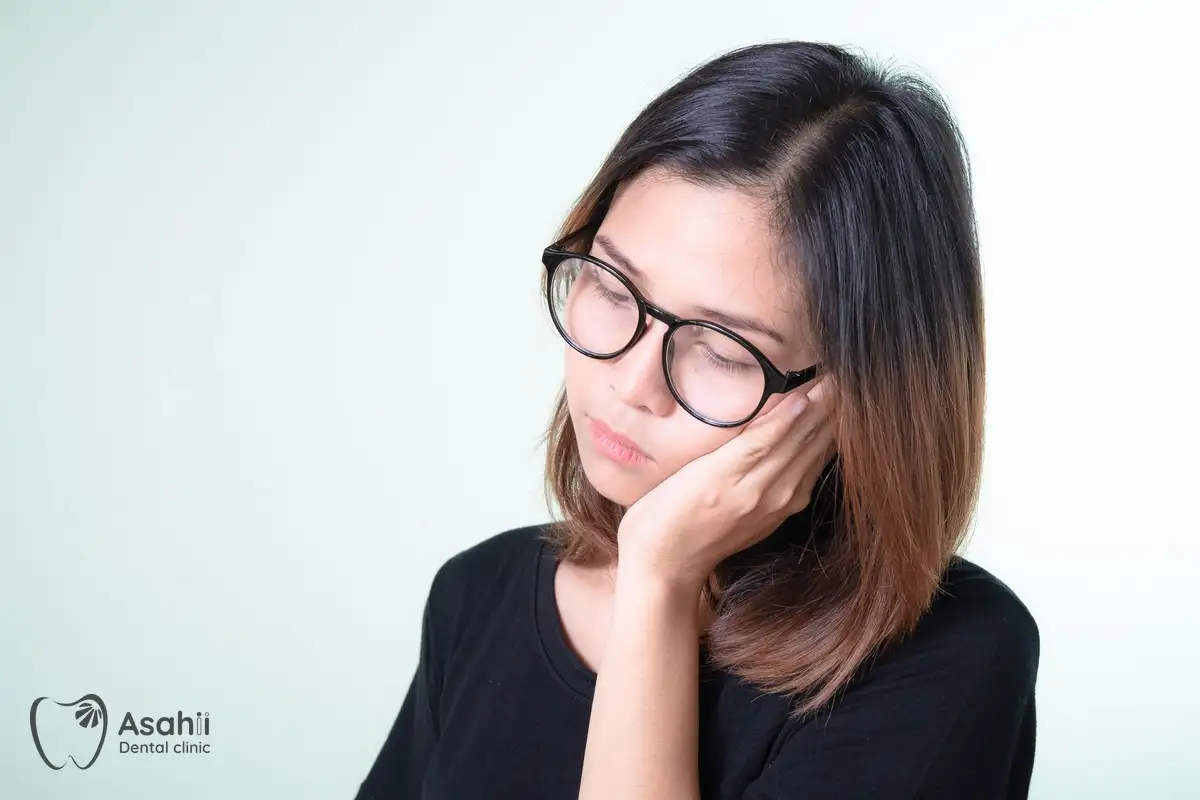 Ôm má vì đau răng: viêm tuỷ do sâu răng lớn là nguyên nhân thường gặp nhất của đau răng ban đêm