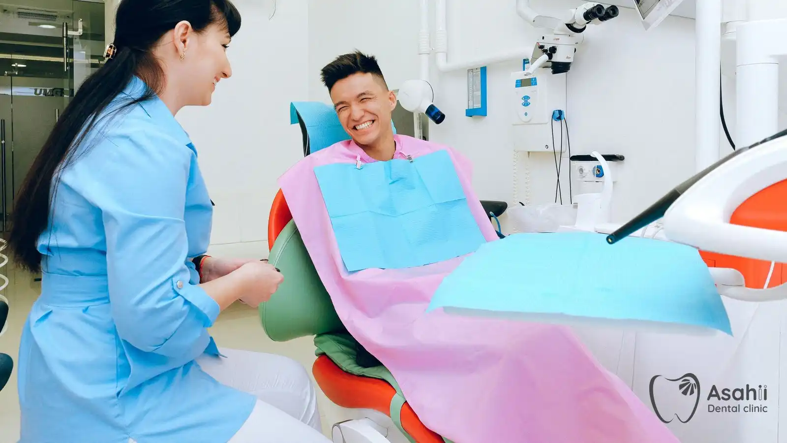 Bệnh nhân trò chuyện với bác sĩ về cách chăm sóc sau cấy implant