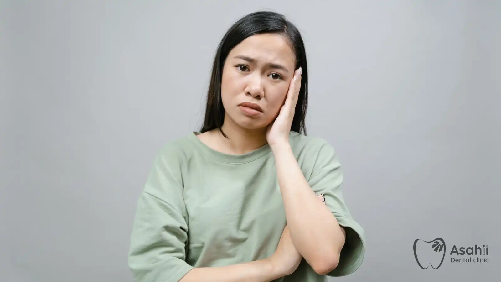 Sau nhổ răng khôn có thể sưng, đau nhẹ vài ngày; chườm lạnh và uống thuốc theo hướng dẫn