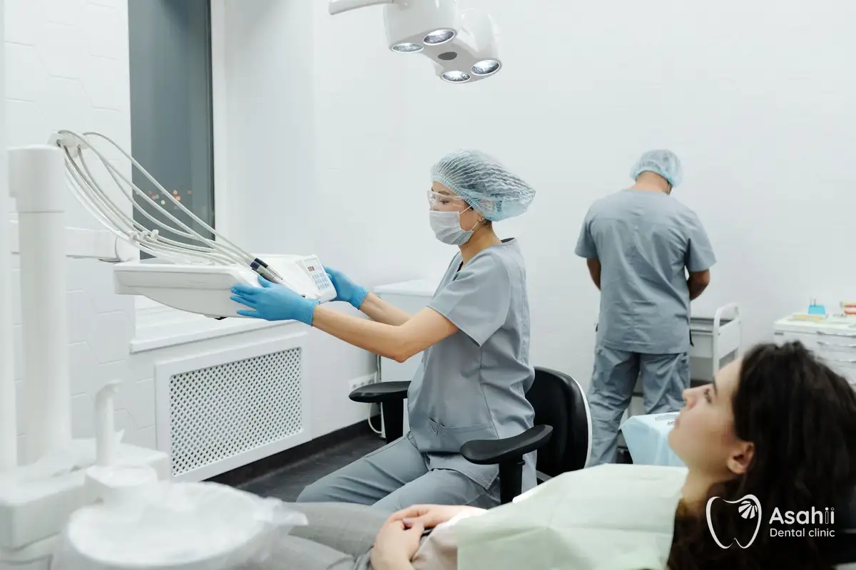 Nha sĩ chuẩn bị dụng cụ cho buổi tẩy trắng răng tại phòng khám