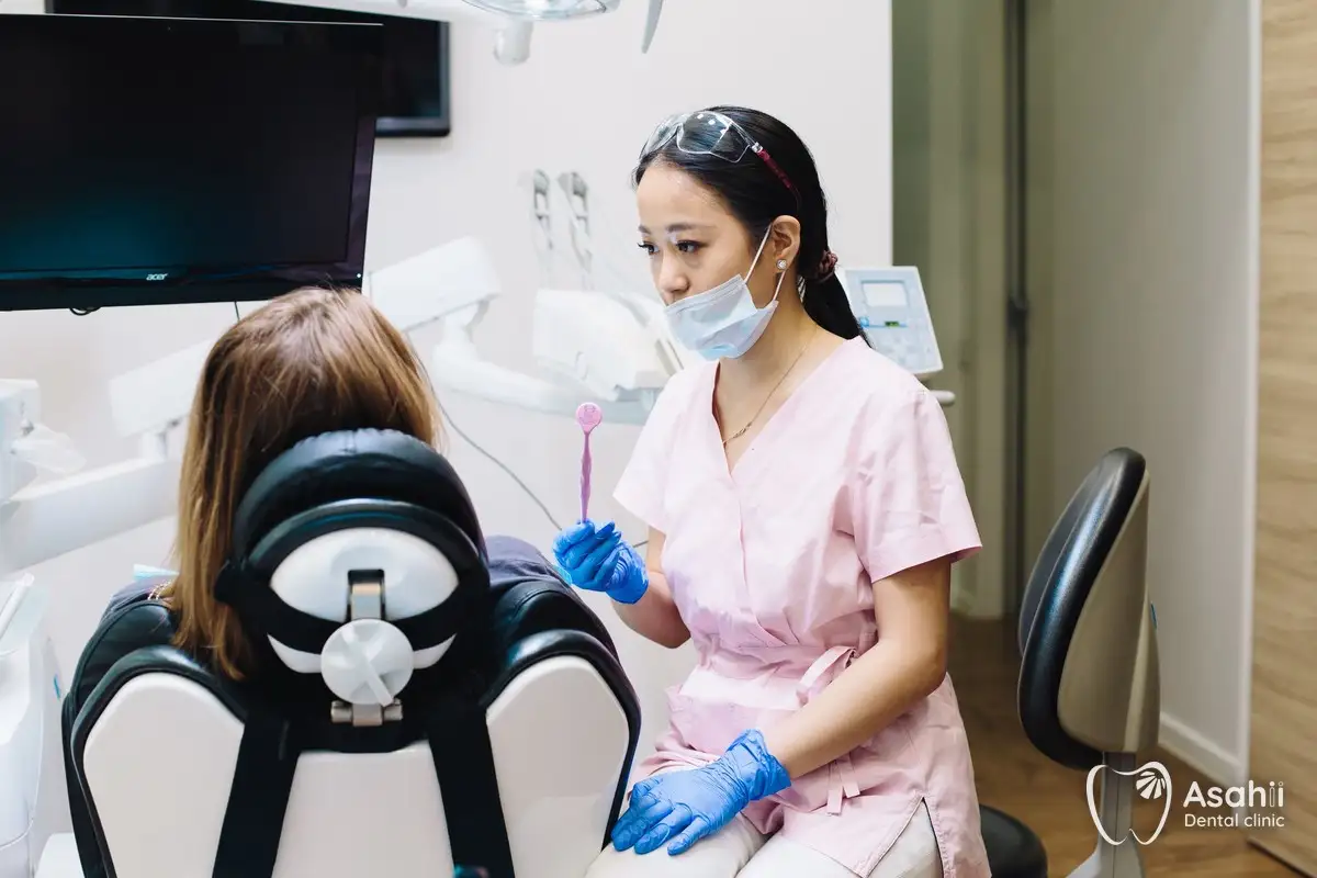Nha sĩ khám nướu và cạo vôi: vôi răng bám chân răng là nguyên nhân chính gây chảy máu nướu