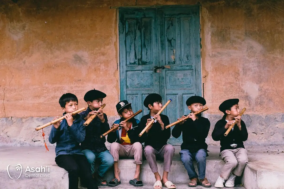Với nhạc cụ thổi như sáo, con thường cần vài tuần để làm quen khẩu hình khi mới gắn mắc cài