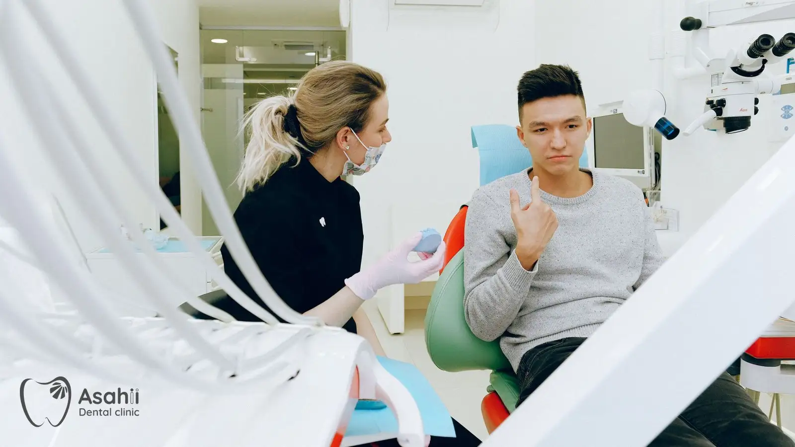 Bệnh nhân trò chuyện với nha sĩ trong lần đầu đến khám