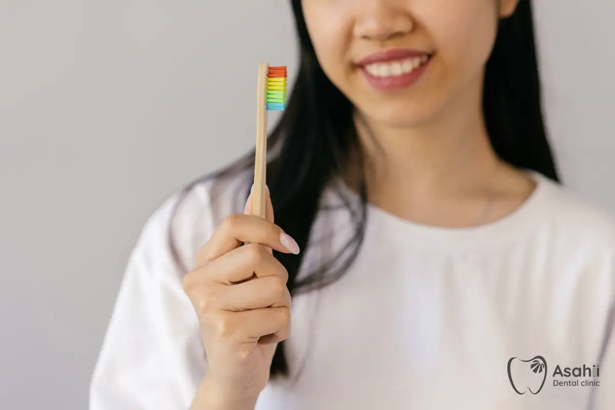 Bàn chải lông mềm giúp làm sạch nhẹ nhàng quanh vùng cấy implant mà không làm tổn thương nướu