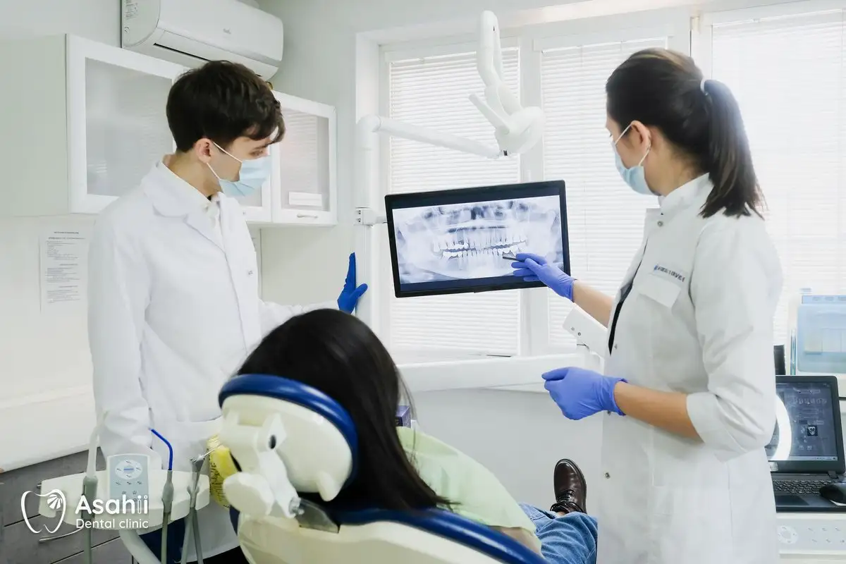 Phim X-quang cho thấy những răng vĩnh viễn chưa mọc — điều mắt thường không thấy trong buổi khám đầu