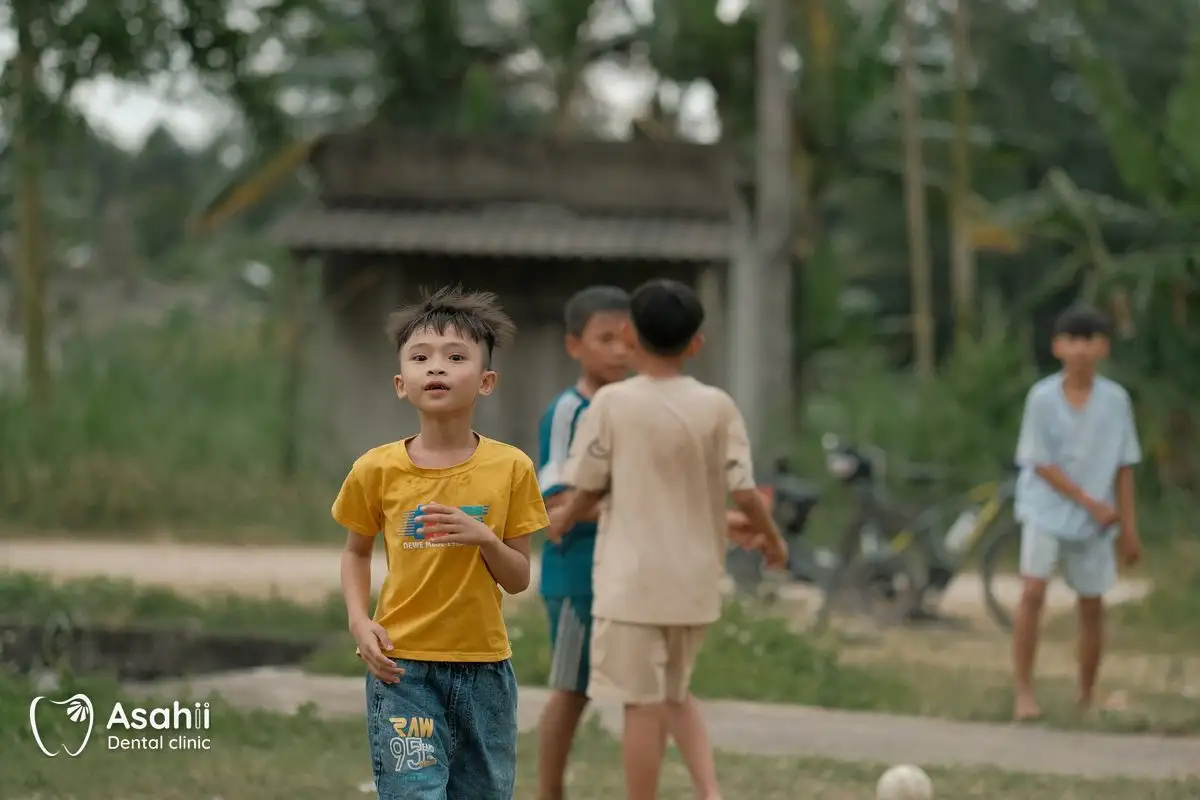 Bóng đá và các môn va chạm có thể làm môi, má cọ vào mắc cài; máng bảo vệ giúp giảm chấn thương