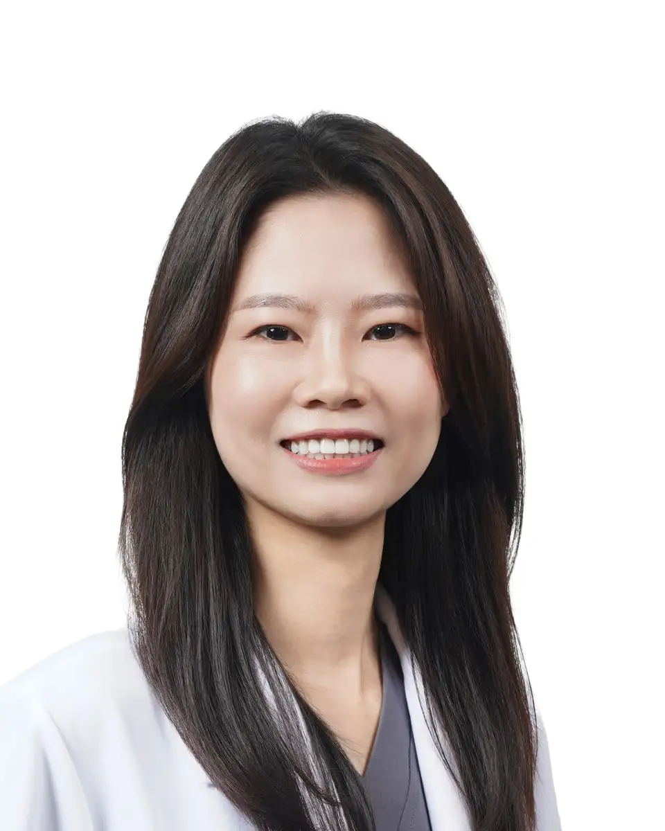 BS. Chu Thùy Trinh — Giám đốc chuyên môn tại Nha Khoa Asahii, mặc áo blouse trắng