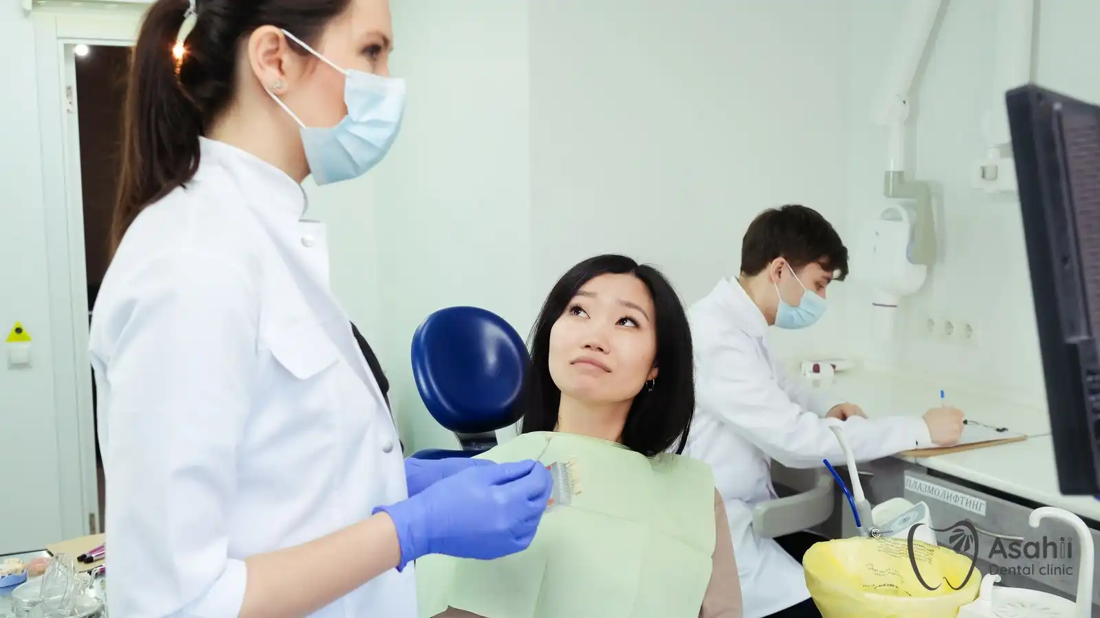 Bác sĩ dùng bảng so màu chọn màu răng sứ cho bệnh nhân trước khi bọc sứ