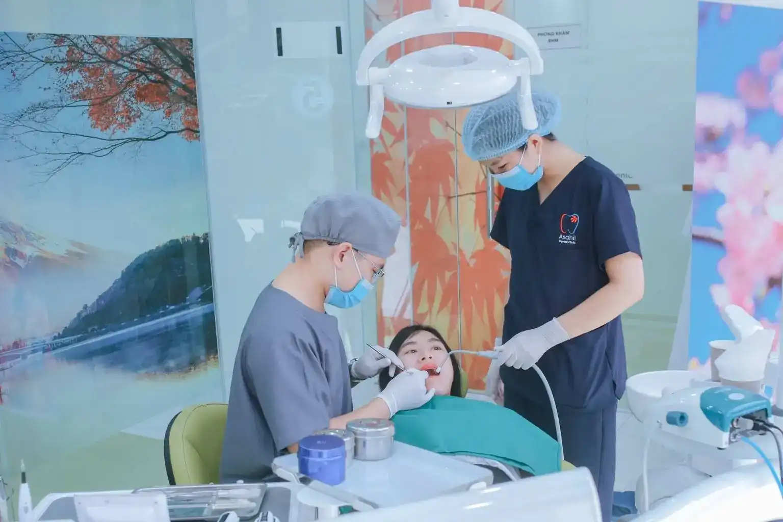 Bác sĩ Asahii điều trị cho khách hàng tại phòng khám