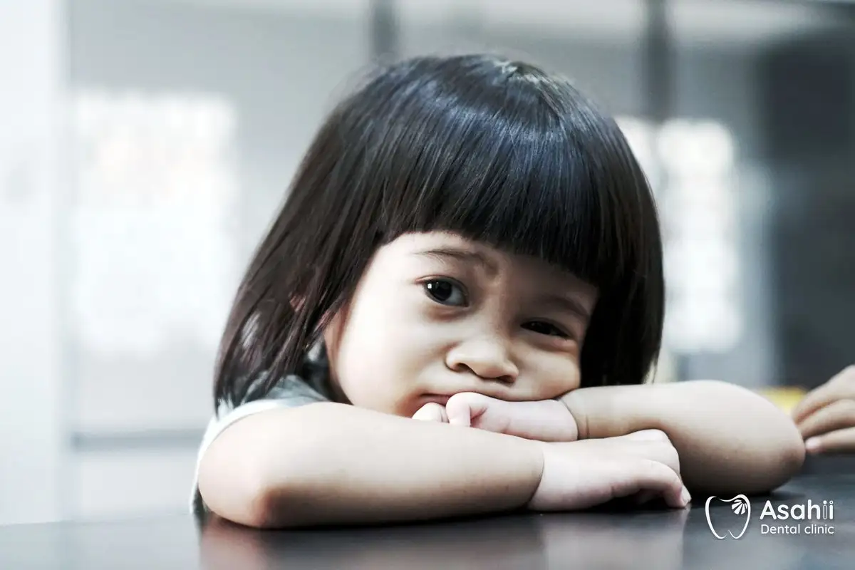 Tì cằm, cắn môi hay đẩy lưỡi khi nuốt cũng là những thói quen tác động lên răng và hàm